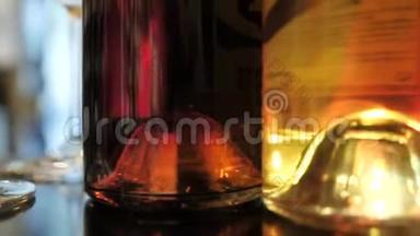 两杯香槟和不同颜色的葡萄酒展览在西班牙的酒吧空间